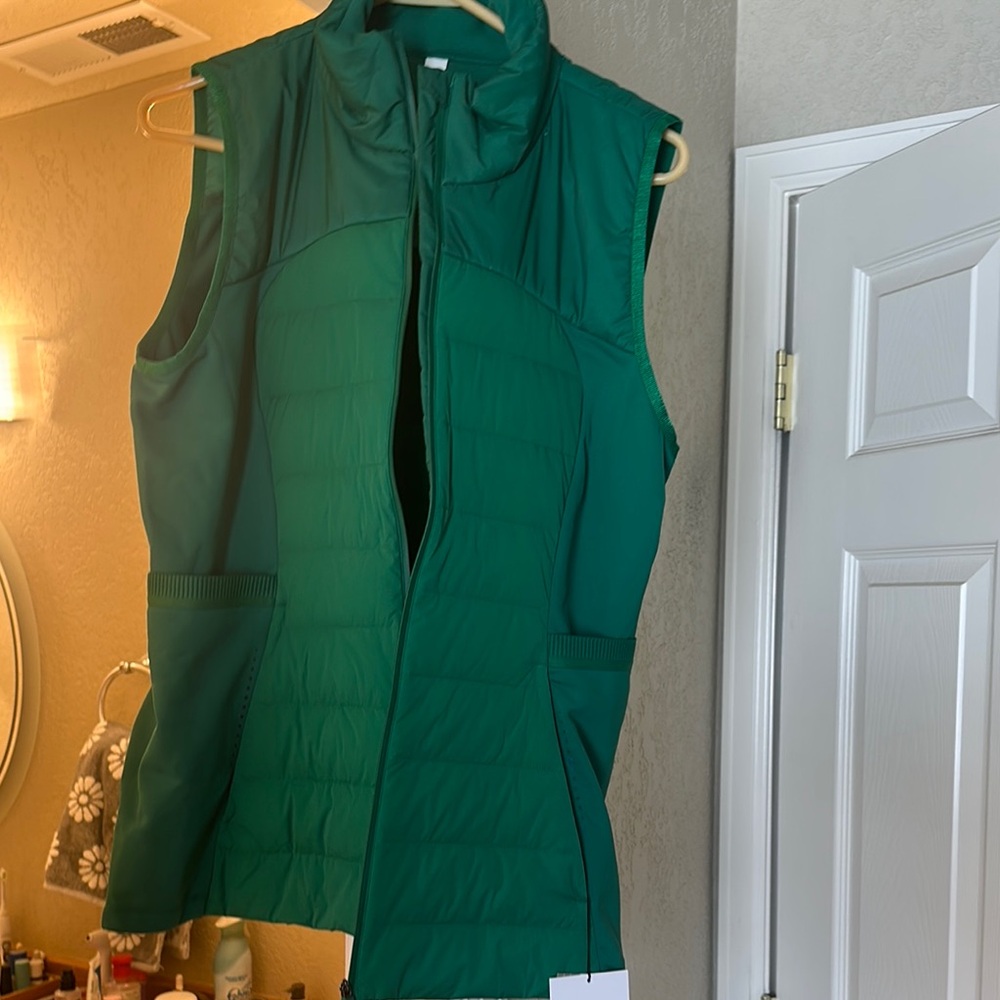 Lululemon vest in a gorgeous green color!